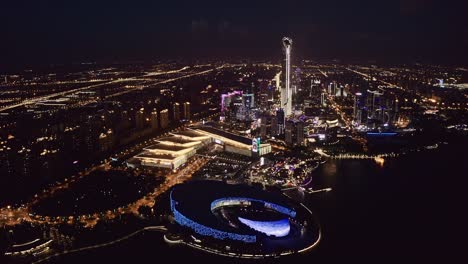 edificios de cbd junto al lago jinji por la noche en suzhou, china.