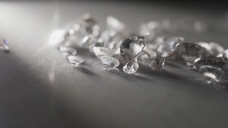 Diamanti scintillanti sparsi su una superficie riflettente