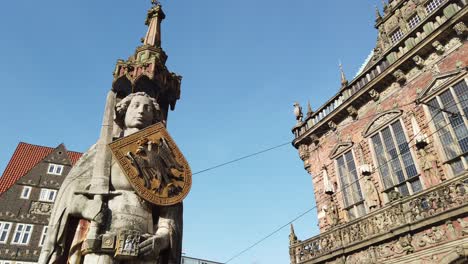 Bremen,-Deutschland,-Roland-Freiheitsstatue-Mit-Alten-Historischen-Kaufmannshäusern-Und-Dem-Bremer-Rathaus,-UNESCO-Weltkulturerbe