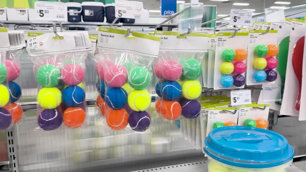 bolas de tenis coloridas en exhibición en una tienda