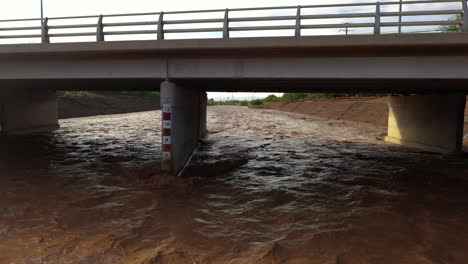 rio furioso sob a ponte rodoviária em tucson, arizona, após a forte chuva de monções