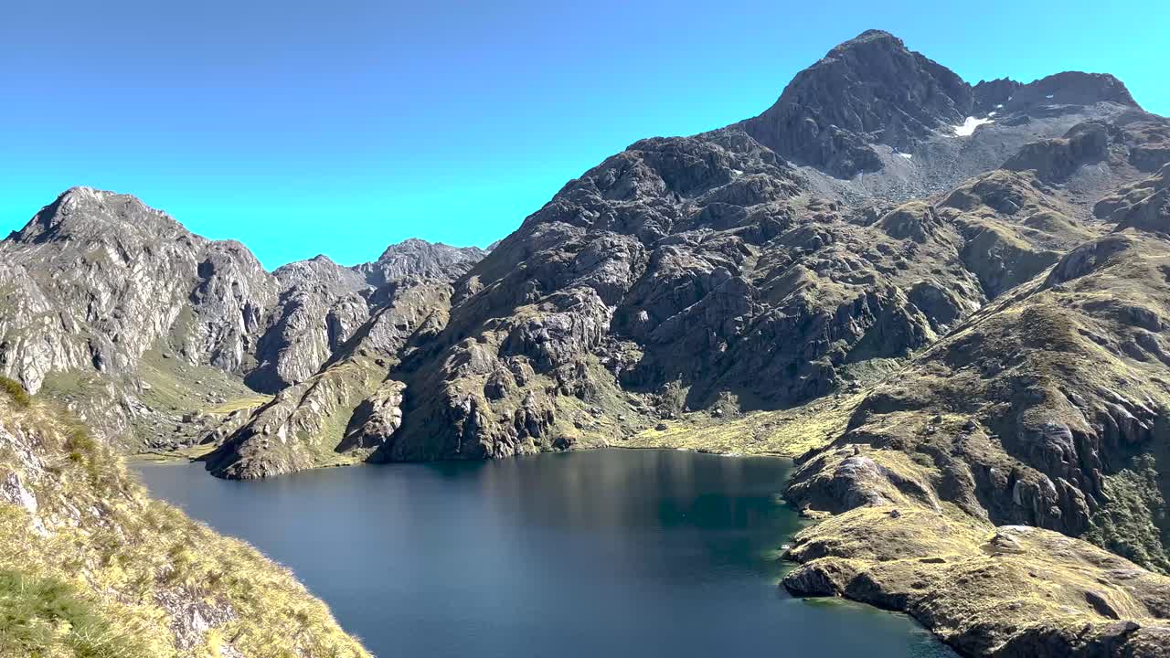 Splendida natura della Nuova Zelanda, il Lago Harris e montagne sullo sfondo. Routeburn Track.