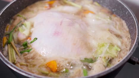 Sopa-De-Pollo-Coreana,-Sopa-De-Pollo-Asiática