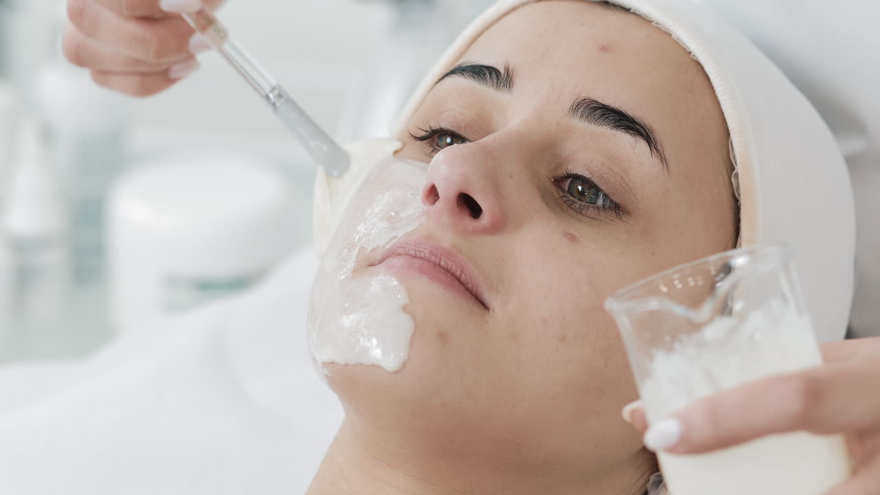 Donna che riceve un trattamento di bellezza viso