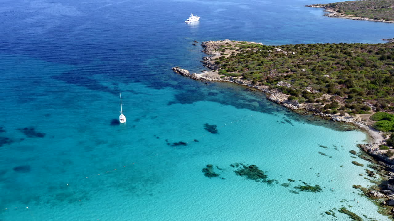 cala sabina, golfo aranci, olbia, sardinia의 공중 드론 보기