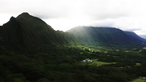 Weite-Drohnenaufnahme-Der-Abgelegenen-Berge-Im-Landesinneren-Von-Hawaii-Und-Des-Umliegenden-üppigen-Tals