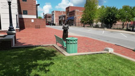 Lenora-Witzel-Statue-Vor-Dem-Gerichtsgebäude-In-Der-Innenstadt-Von-Clarksville,-Tennessee