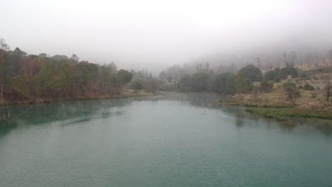 avanzando en la niebla sobre un lago