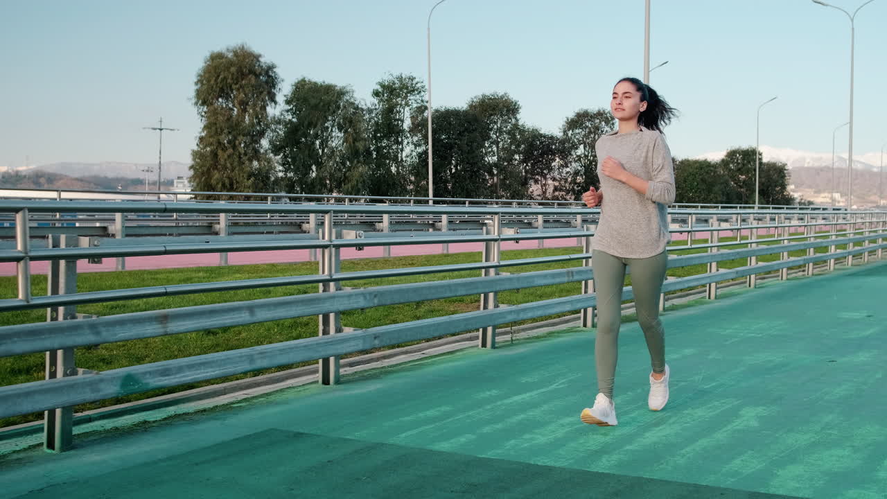 도시 트랙에서 달리는 여자