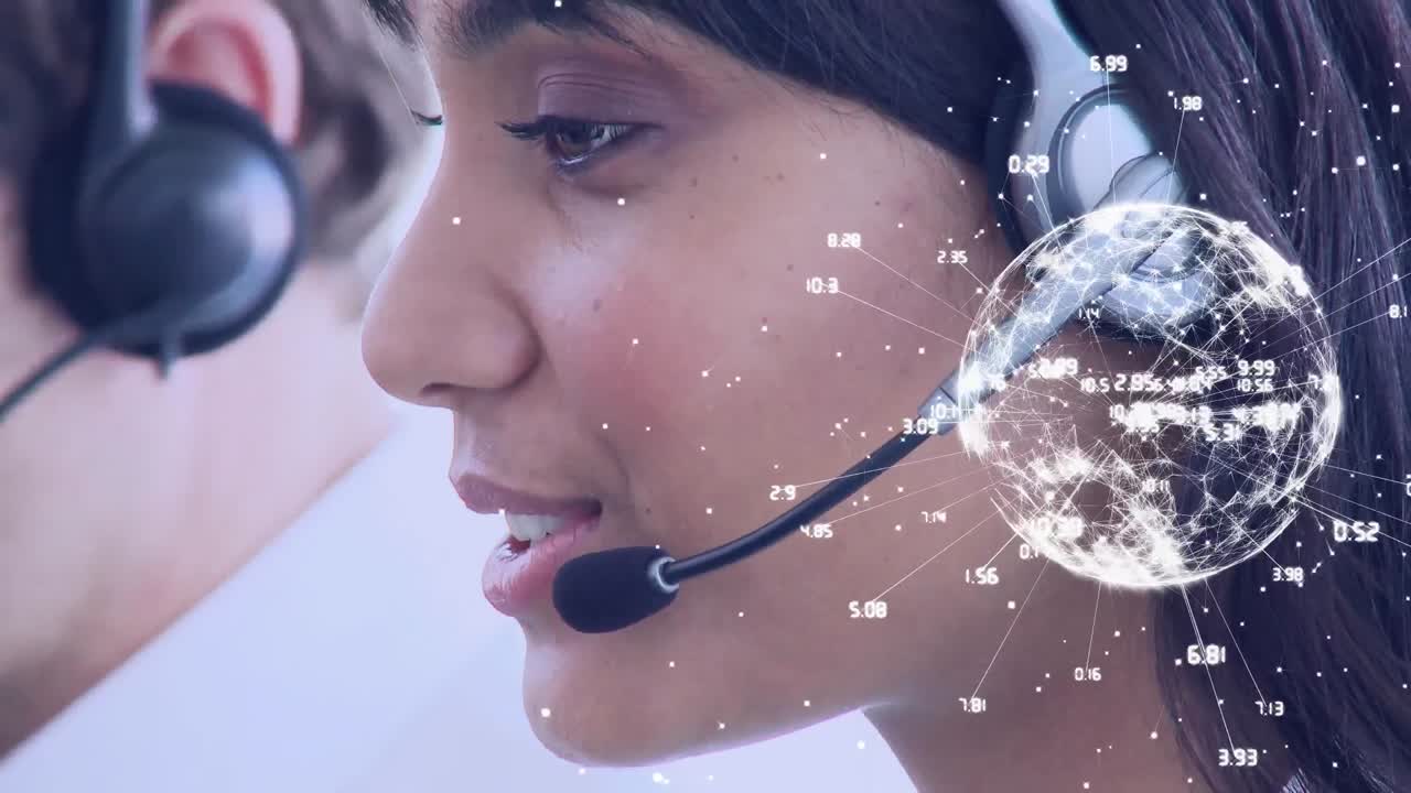 콜 센터 에이전트가 헤드 ⁇ 으로 이야기하고 있습니다.