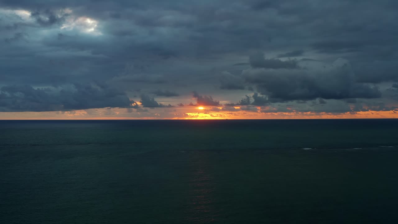 magnífico dron aéreo tomando una foto de un amanecer naranja vívido con pequeñas olas y agua azul tropical del océano y debajo de la playa de pozos cerca de joao pessoa, brasil
