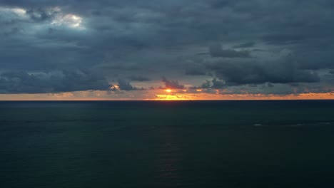 Magnífico-Dron-Aéreo-Tomando-Una-Foto-De-Un-Amanecer-Naranja-Vívido-Con-Pequeñas-Olas-Y-Agua-Azul-Tropical-Del-Océano-Y-Debajo-De-La-Playa-De-Pozos-Cerca-De-Joao-Pessoa,-Brasil