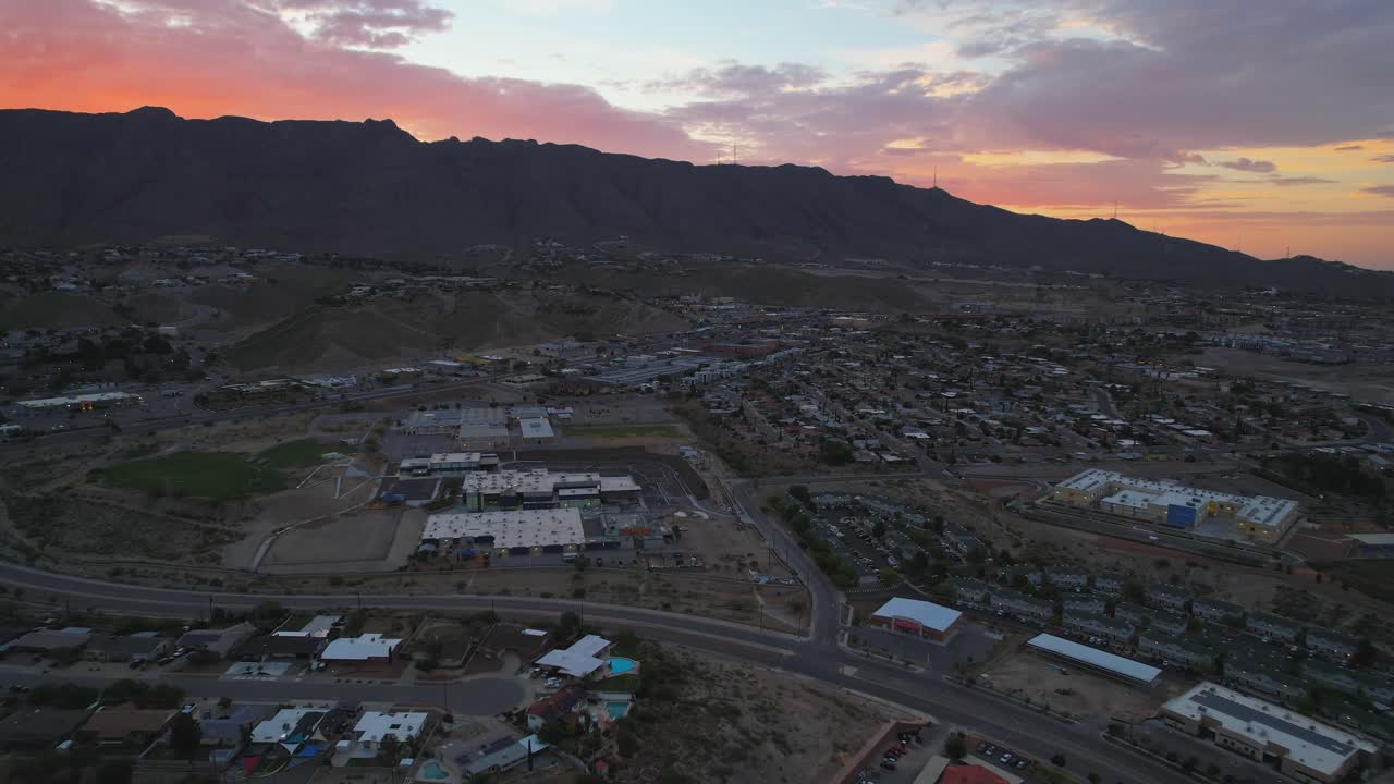 El Paso, lato ovest del Texas, con l'alba dietro le montagne Franklin, paesaggio