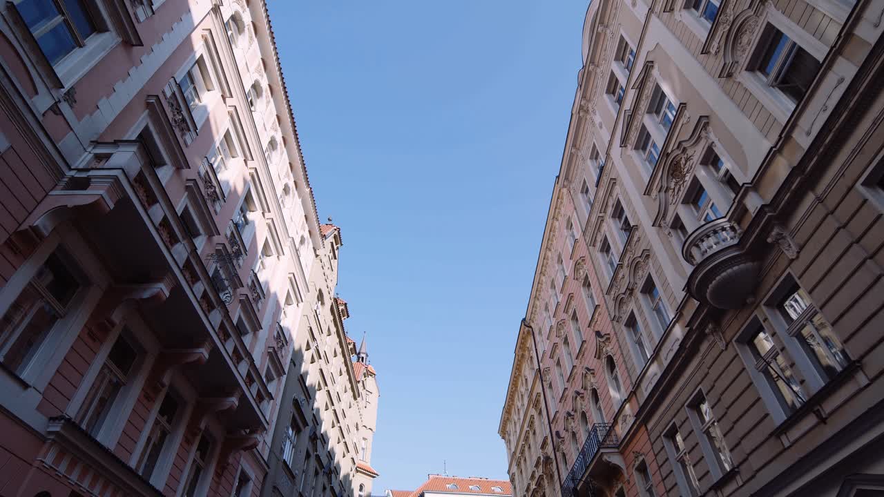 impresionante arquitectura a lo largo de las calles de praga, república checa, europa