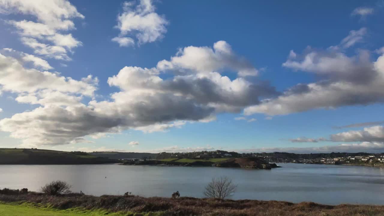 아일랜드 킨살레 (kinsale) 위의 구름이 은 겨울날에 왼쪽에서 오른쪽으로 미끄러지며 시간의 흐름을 나타니다.