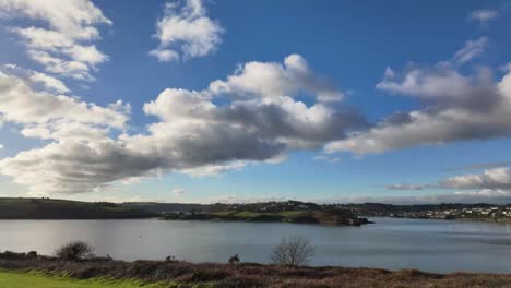 Zeitraffer-Von-Wolken-über-Kinsale,-Irland,-Die-An-Einem-Sonnigen-Wintertag-Von-Links-Nach-Rechts-Gleiten