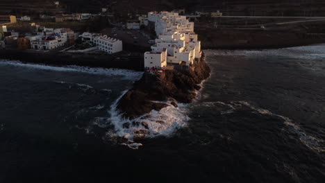 Playa-De-San-Andres-En-Arucas:-Vista-Aérea-Con-Movimiento-De-Alejamiento-De-Los-Famosos-Edificios-Blancos-En-La-Playa-De-San-Andres-Y-Las-Olas-Golpeando-La-Costa