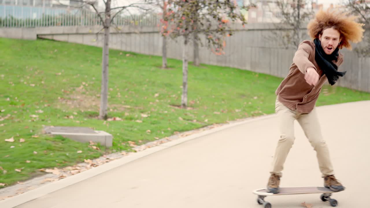 Giovane alternativo che fa skateboard in un parco urbano