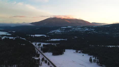 el impresionante paisaje de la autopista 93 en el este de kootenay, montañas rocosas canadienses en un día de invierno