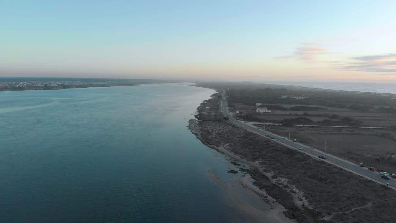 Vista aerea al tramonto di una riserva naturale e del suo fiume.