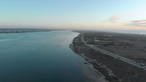 vista aérea durante la puesta de sol de una reserva natural y su río