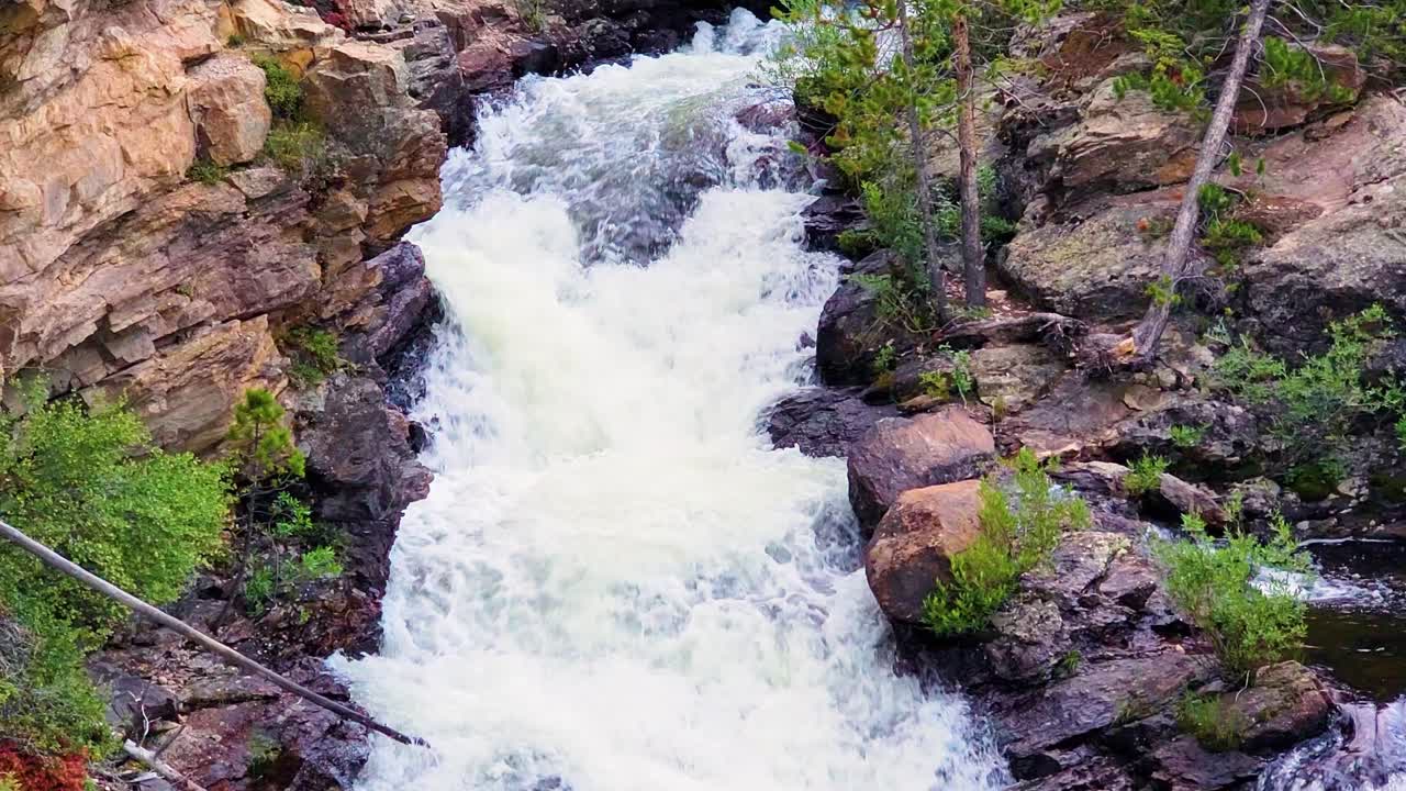 cascada de agua de río blanco que fluye rápidamente en las montañas rocosas de colorado - plano general
