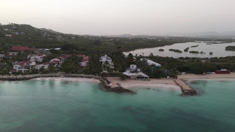 vista aérea de un balneario tropical