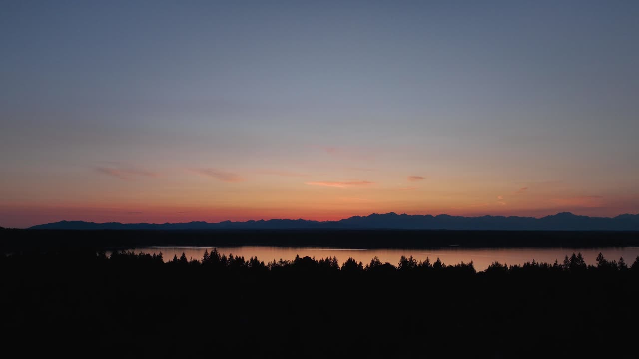 Letecký pohled na západ slunce nad Puget Sound s Kaskádovým pohořím v dálce
