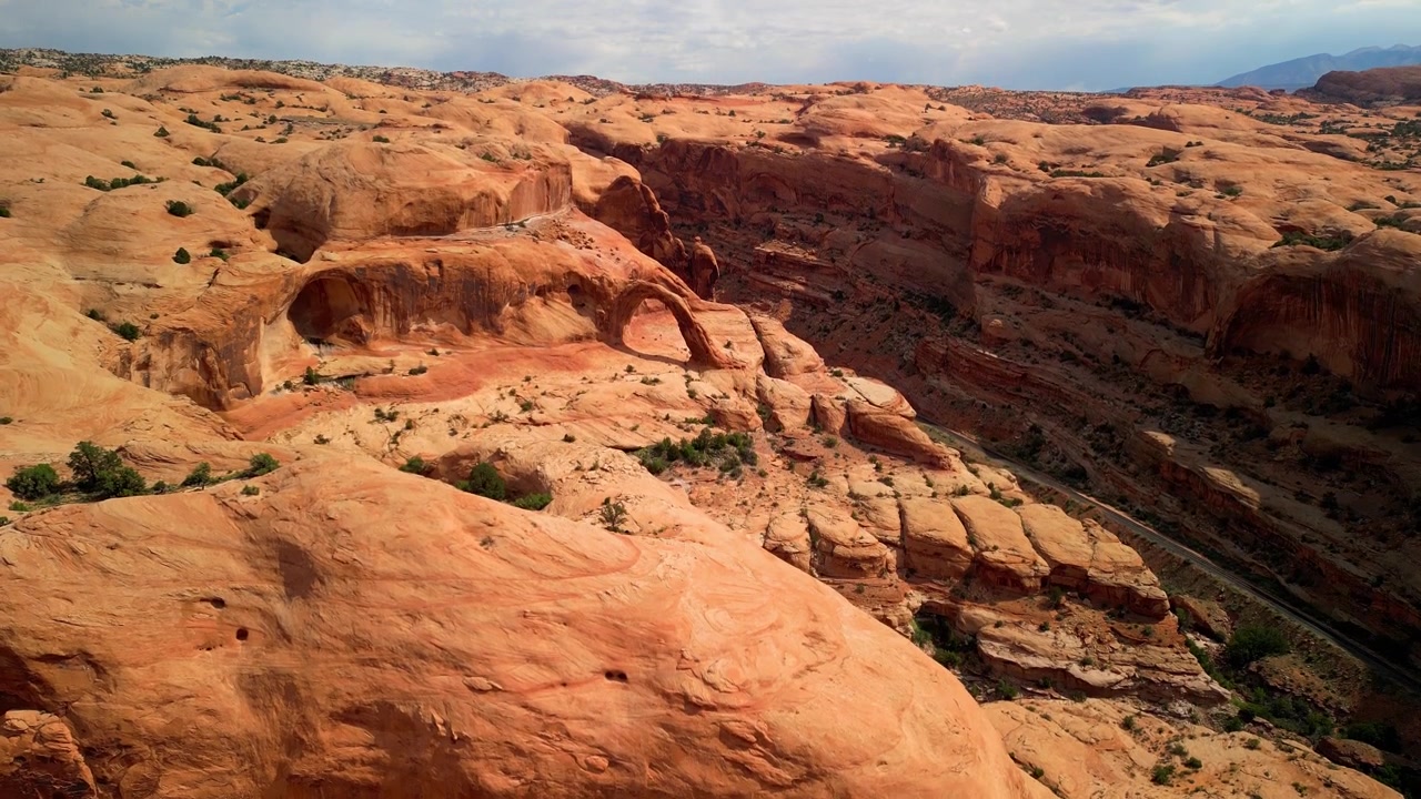 Filmato drone 4K che sorvola Moab, Utah, con l'iconico Arco Corona e il tortuoso fiume Colorado, catturando drammatici canyon di roccia rossa, paesaggi desertici e la bellezza panoramica del Sud-ovest