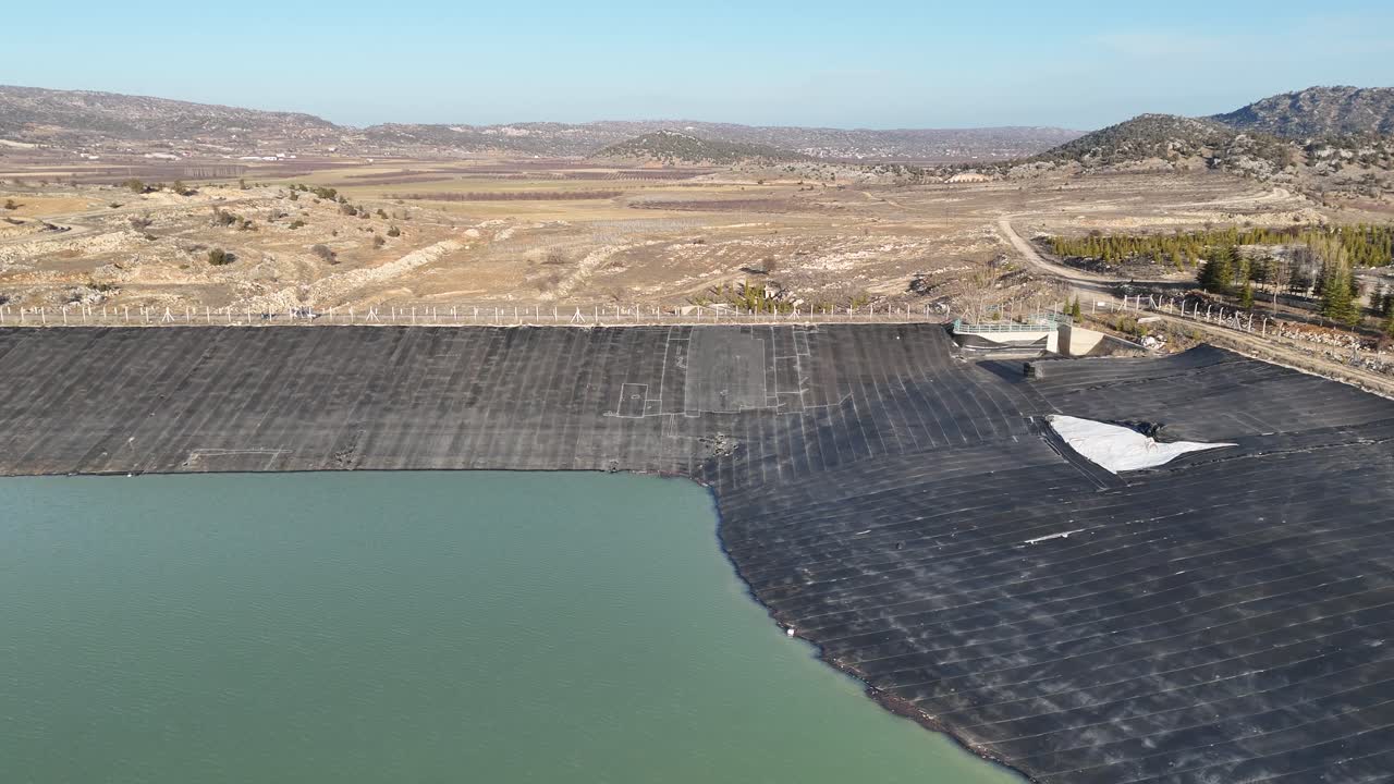 estanque de riego artificial, almacenamiento de agua, embalse para riego agrícola, sequía y crisis climática