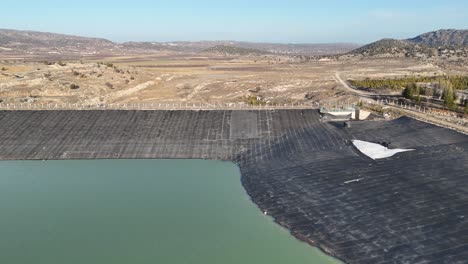 Estanque-De-Riego-Artificial,-Almacenamiento-De-Agua,-Embalse-Para-Riego-Agrícola,-Sequía-Y-Crisis-Climática