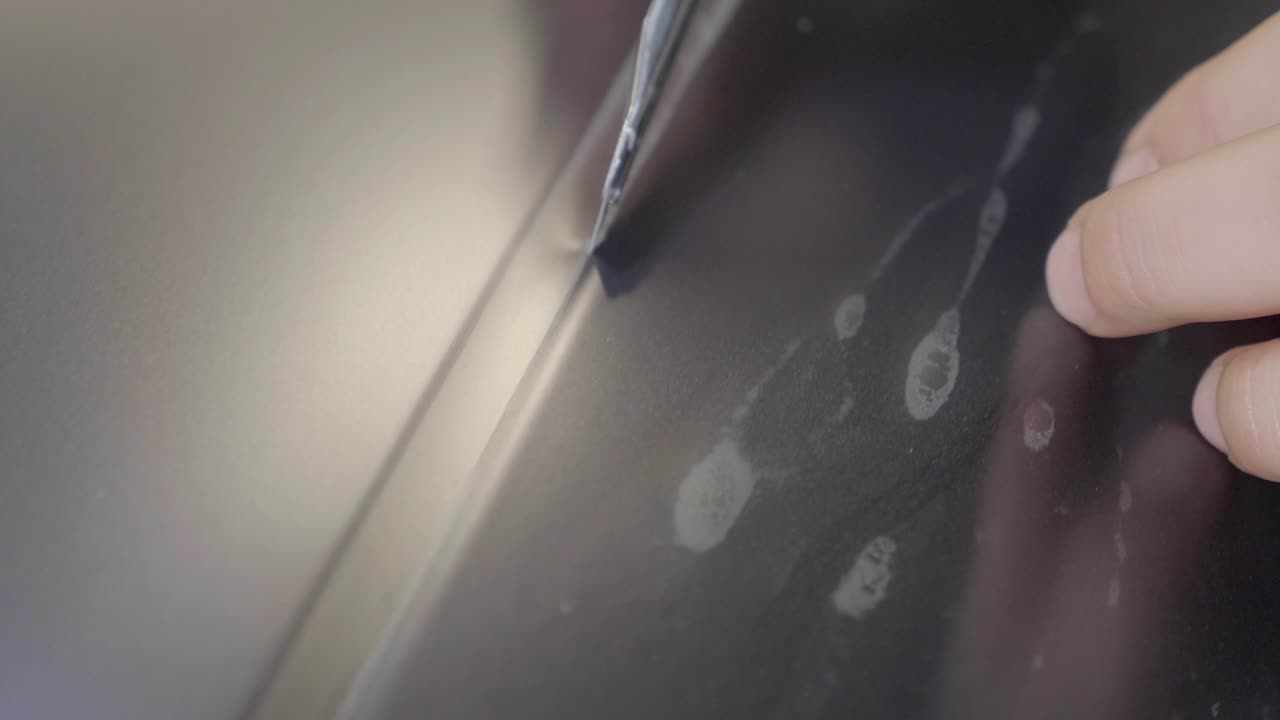 primer plano de corte de cuchillo utilitario en lámina de envoltura de coche, tiro de seguimiento