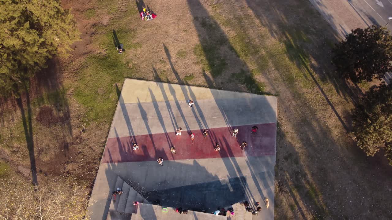 parejas de bailarines de tango actúan en un parque público de buenos aires, argentina
