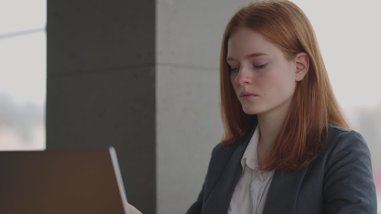 задумчивая женщина-адвокат или журналист читает плохие новости в интернете и думает, что работает в офисе или в коллективе
