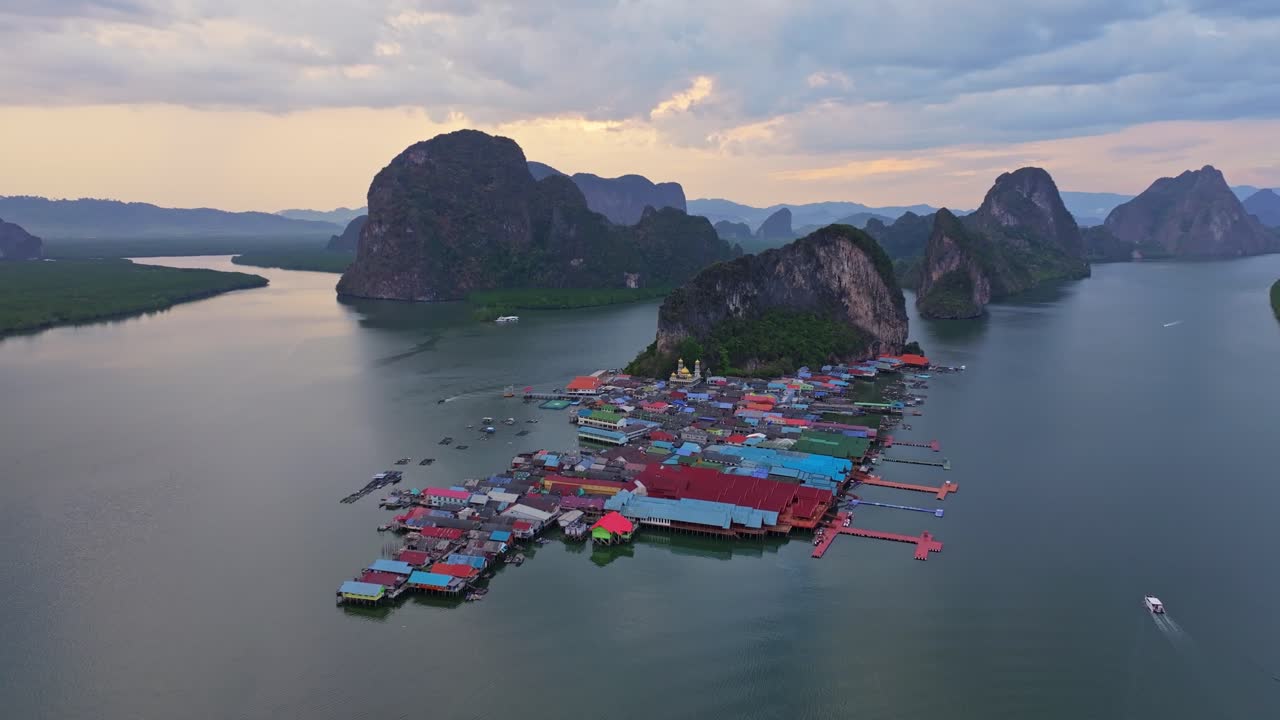 Quang cảnh từ trên cao làng chài nổi độc đáo ở Thái Lan.