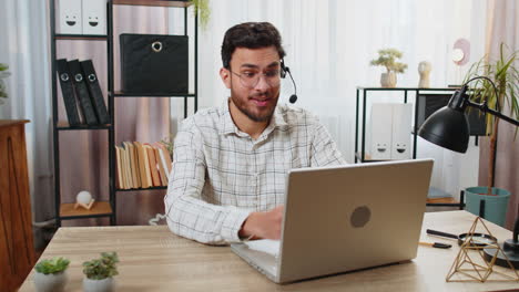 hombre de negocios indio que usa auriculares trabajador independiente centro de llamadas o operador de servicio de apoyo línea de ayuda