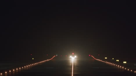 Flugzeugstart-In-Der-Nacht