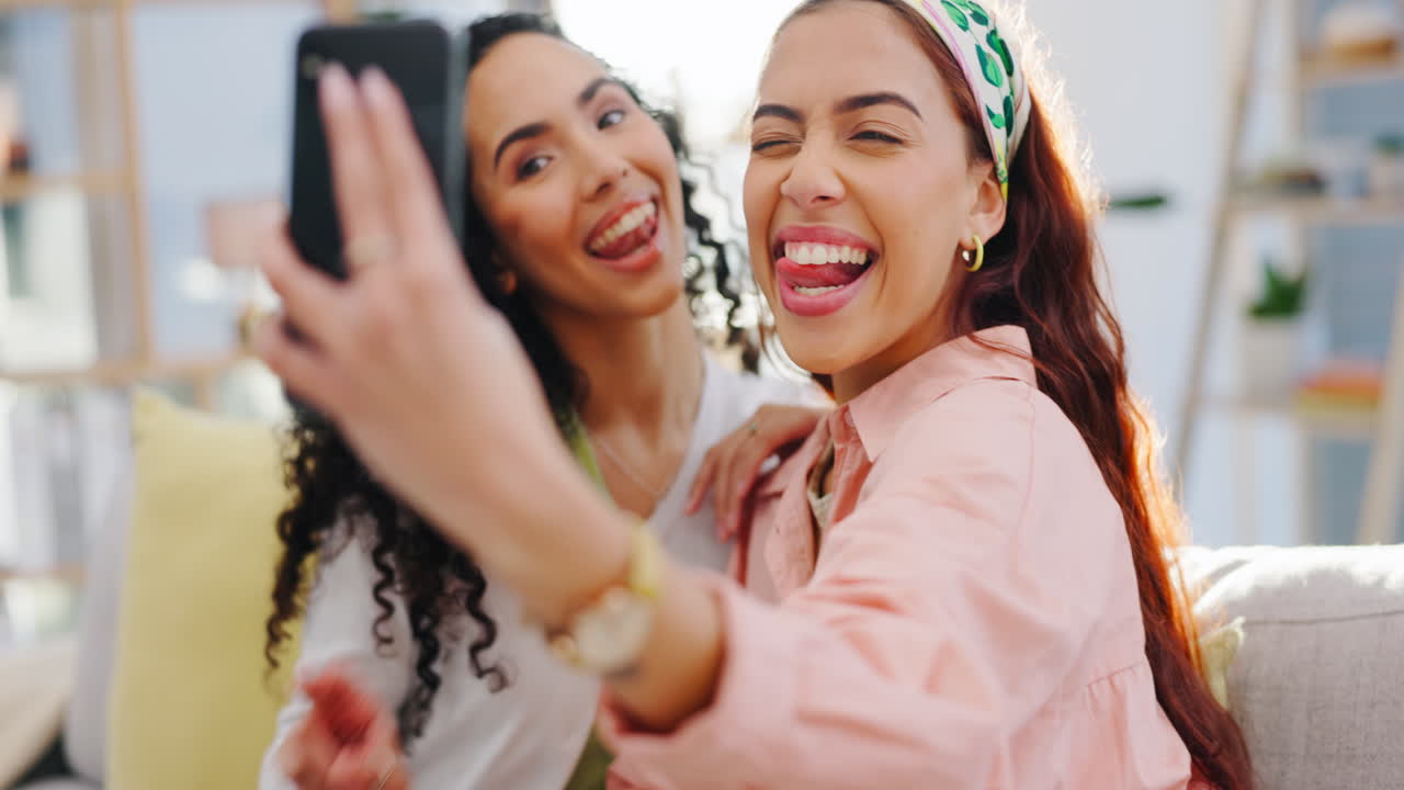 Donna felice, amici e selfie in salotto