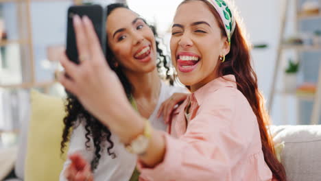 mujer feliz, amigos y selfie en la sala de estar