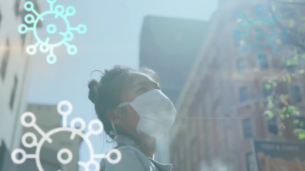 거리에서 마스크를 쓰고 있는 백인 여성 위에 떠다니는 코로나19 세포의 애니메이션