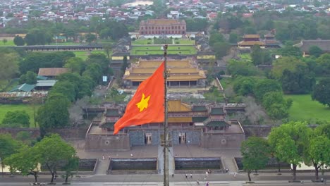 Blick-Auf-Die-Vietnamesische-Flagge,-Die-über-Der-Historischen-Kaiserstadt-Hue-Weht