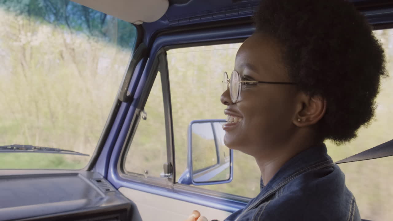 캐러밴에서 로드 트립을 즐기는 젊은 여성 1 1