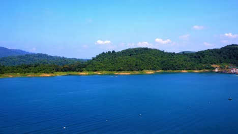 泰國卡奧索克國家公園 - 藍色水和華麗的樹木的美麗風景 - 全景