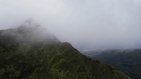 nu‘uanu pali area - clouds over cliff slow push forward over ridge on a moody day