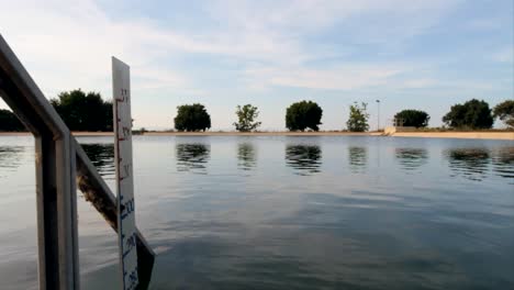 seguimiento a lo largo del depósito de agua industrial