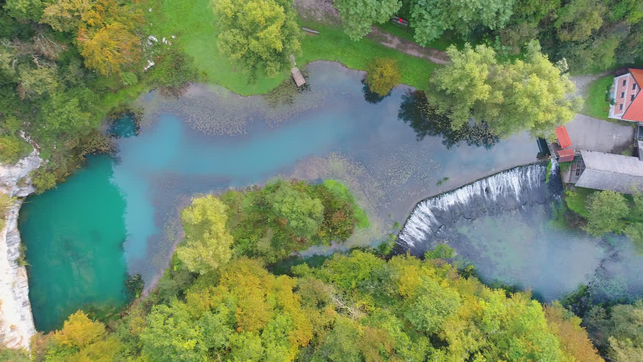 Sorvolo di un fiume con cascata, ripresa aerea