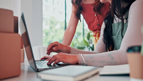 mujeres que colaboran en un proyecto empresarial