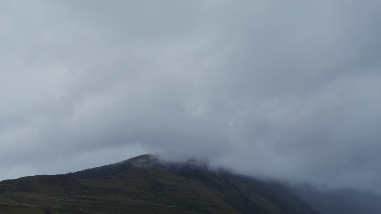 안개 가 가득 한 산악 풍경