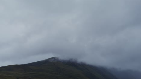 paisaje montañoso brumoso