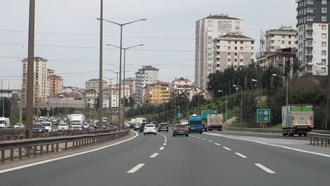 tráfico de autopistas en una ciudad